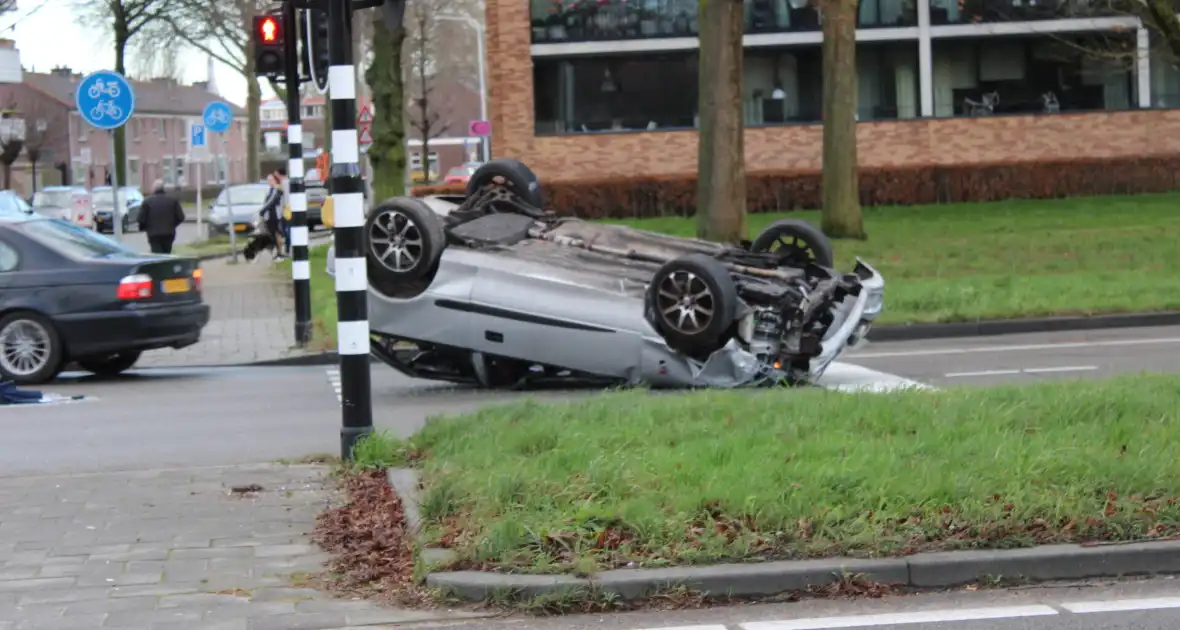 Auto belandt op zijn kop en vliegt in brand - Foto 13