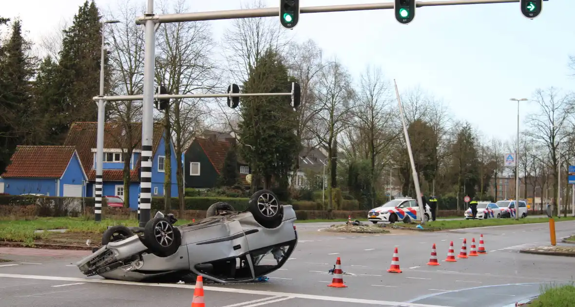 Auto belandt op zijn kop en vliegt in brand - Foto 14