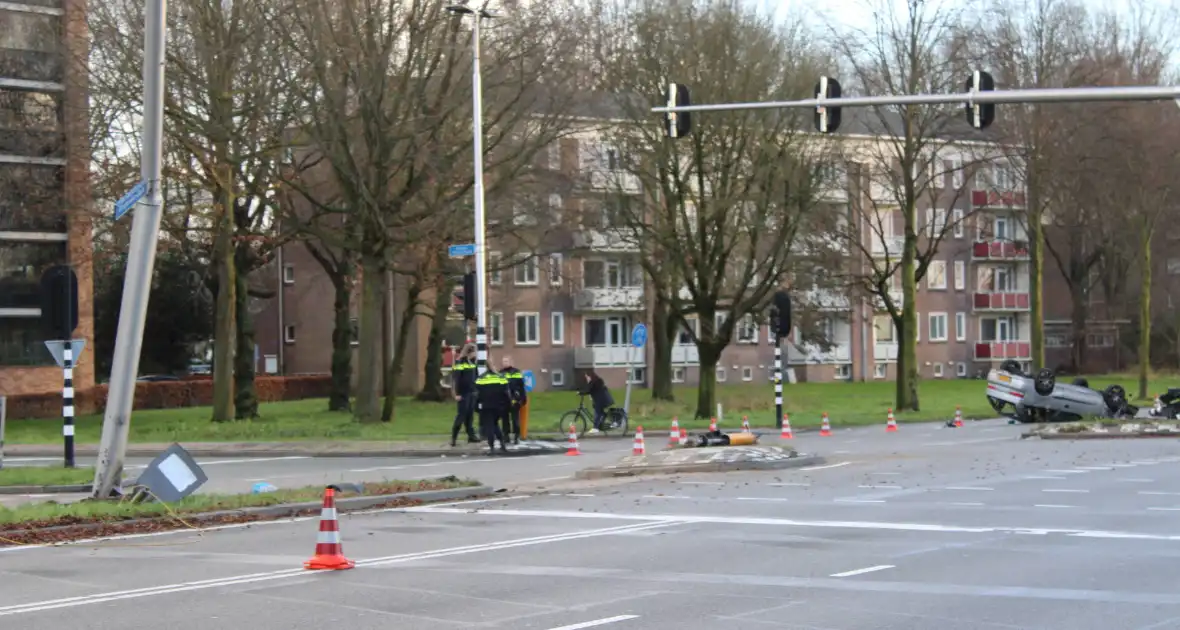 Auto belandt op zijn kop en vliegt in brand - Foto 2