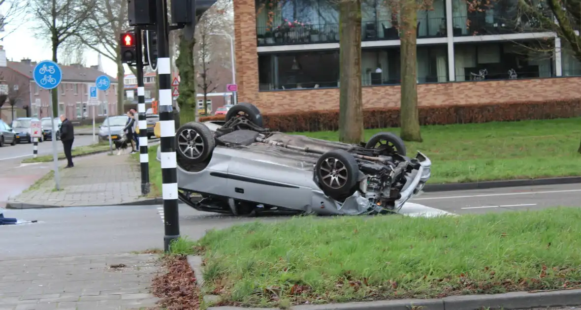 Auto belandt op zijn kop en vliegt in brand - Foto 3