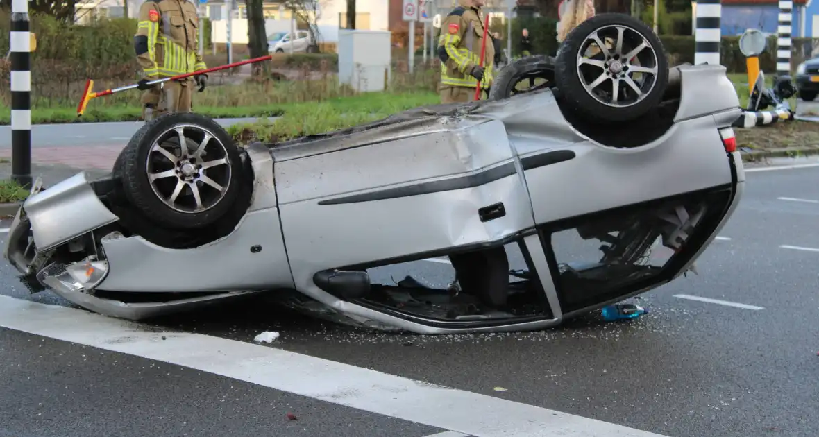 Auto belandt op zijn kop en vliegt in brand - Foto 4