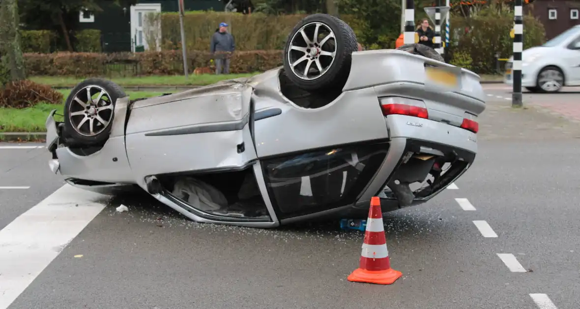 Auto belandt op zijn kop en vliegt in brand - Foto 5