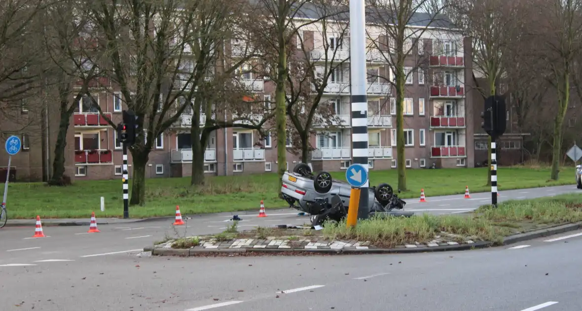 Auto belandt op zijn kop en vliegt in brand - Foto 6