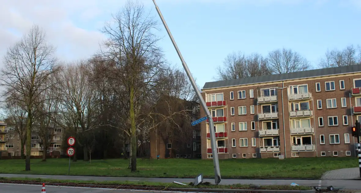 Auto belandt op zijn kop en vliegt in brand - Foto 7