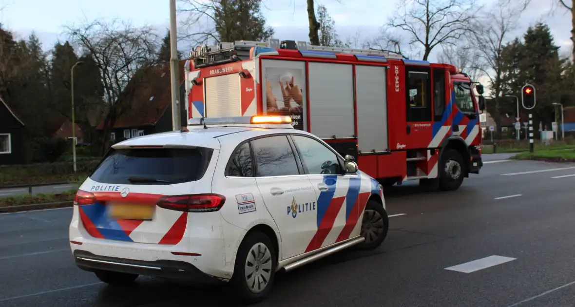 Auto belandt op zijn kop en vliegt in brand - Foto 9