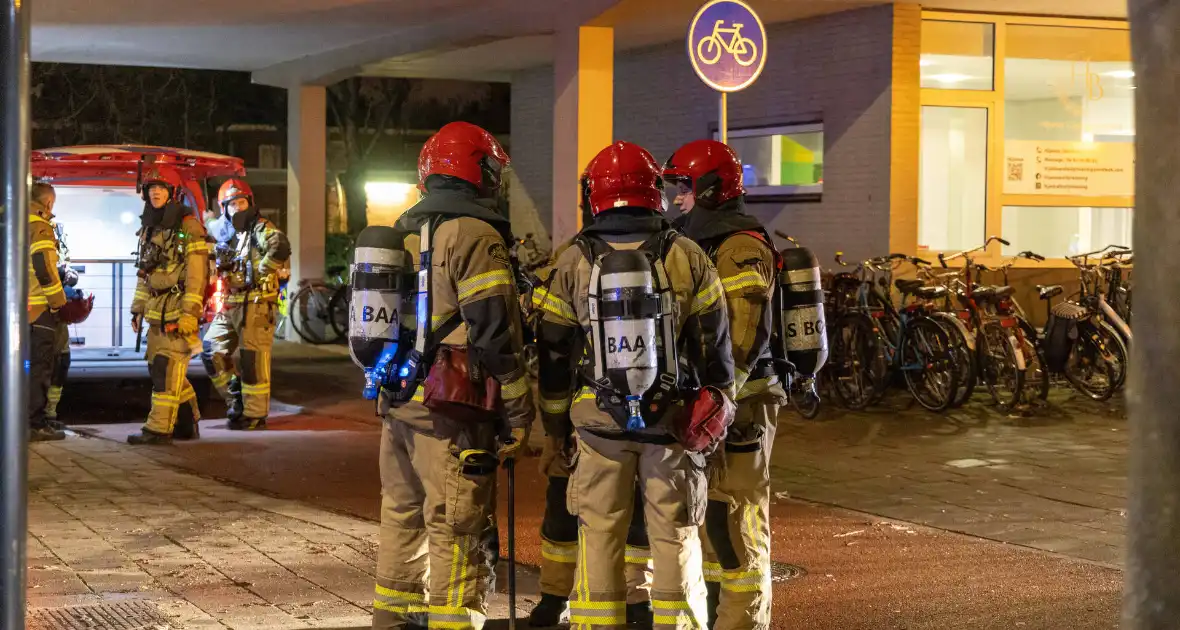 Woningen uit flat geëvacueerd door brand - Foto 9