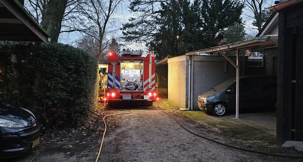 Bewoner haalt optijd oldtimer uit brandende schuur