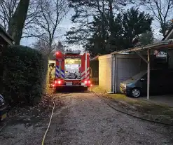 Bewoner haalt optijd oldtimer uit brandende schuur