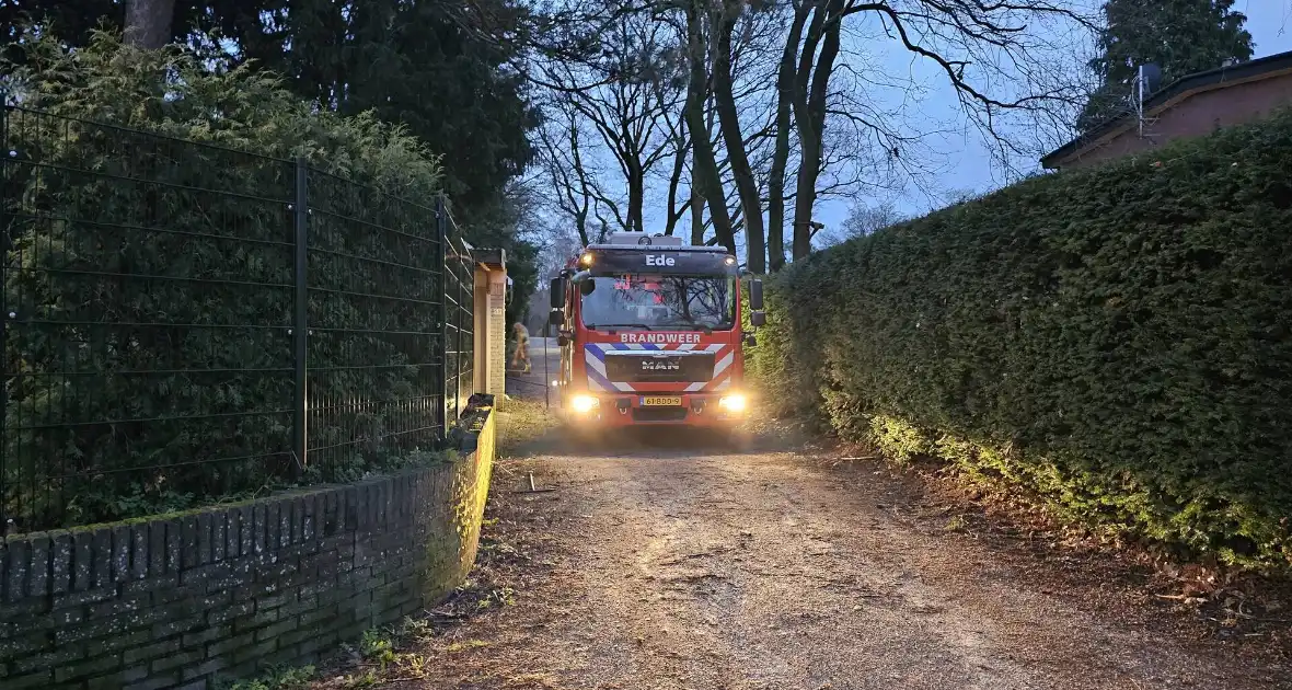 Bewoner haalt optijd oldtimer uit brandende schuur - Foto 2