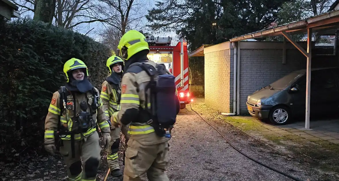 Bewoner haalt optijd oldtimer uit brandende schuur - Foto 3