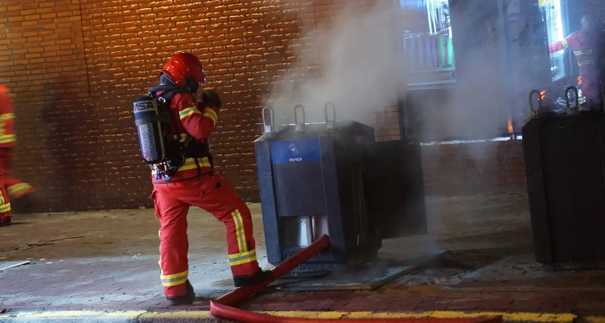 Ondergrondse papiercontainer in brand