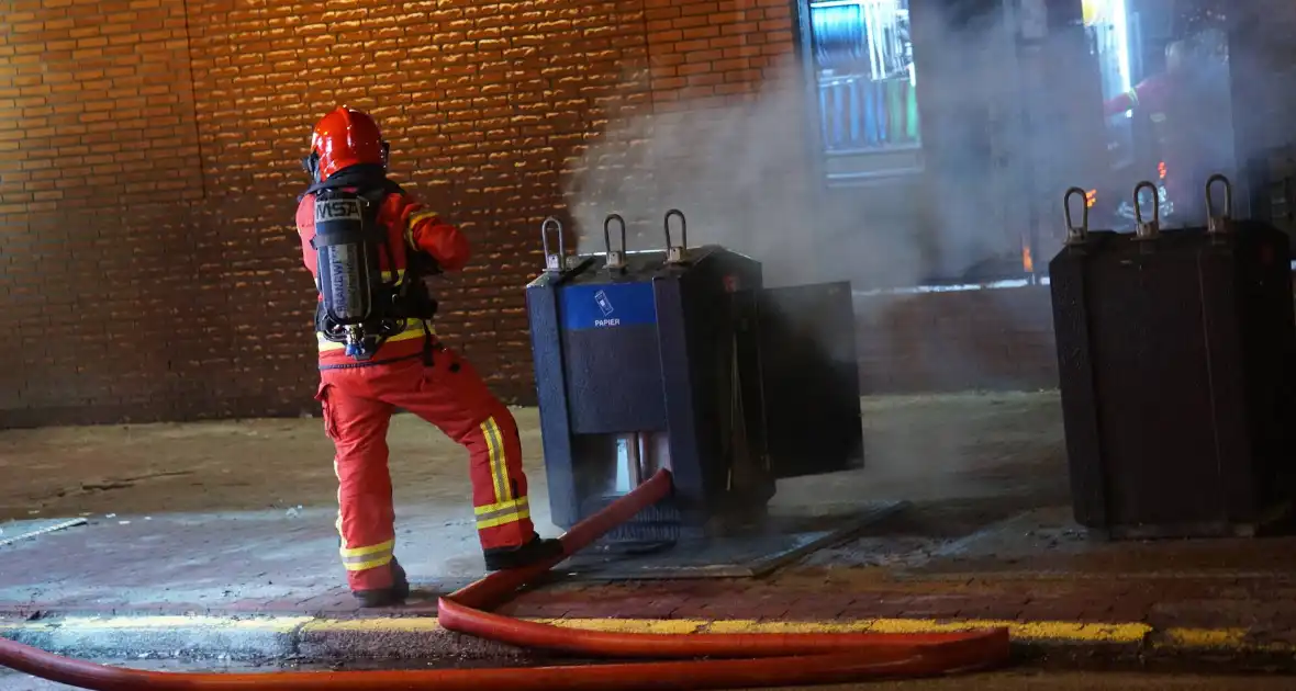 Ondergrondse papiercontainer in brand - Foto 1