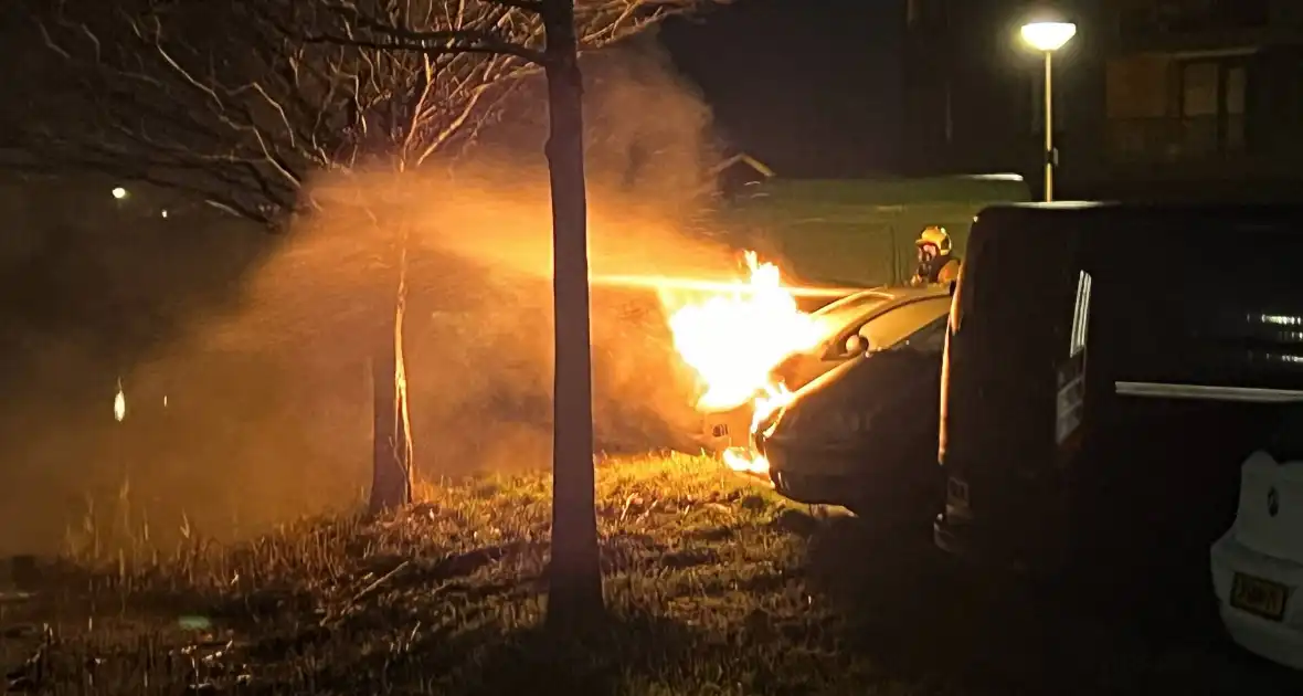 Vlammen en rookontwikkeling bij voertuigbrand