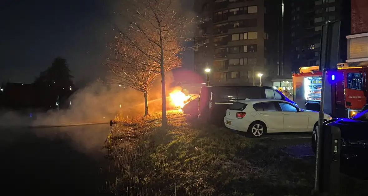 Vlammen en rookontwikkeling bij voertuigbrand - Foto 1