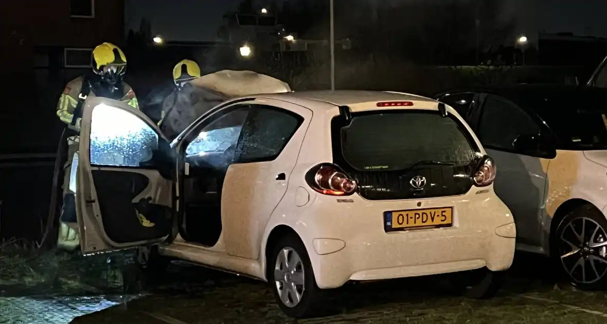 Vlammen en rookontwikkeling bij voertuigbrand - Foto 5