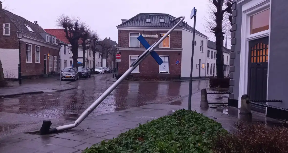 Brandweer ingezet voor vreemde lucht in parkeergarage - Foto 11