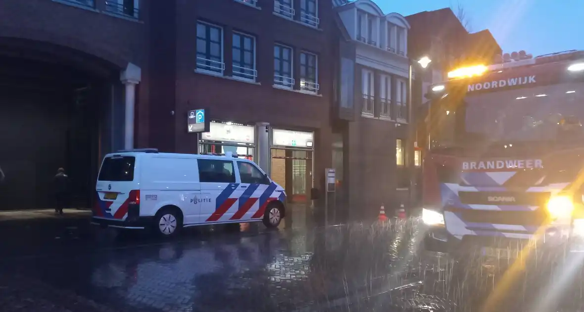 Brandweer ingezet voor vreemde lucht in parkeergarage - Foto 5