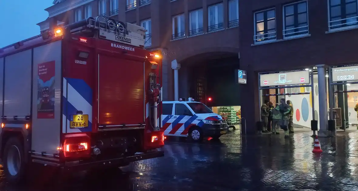 Brandweer ingezet voor vreemde lucht in parkeergarage - Foto 6