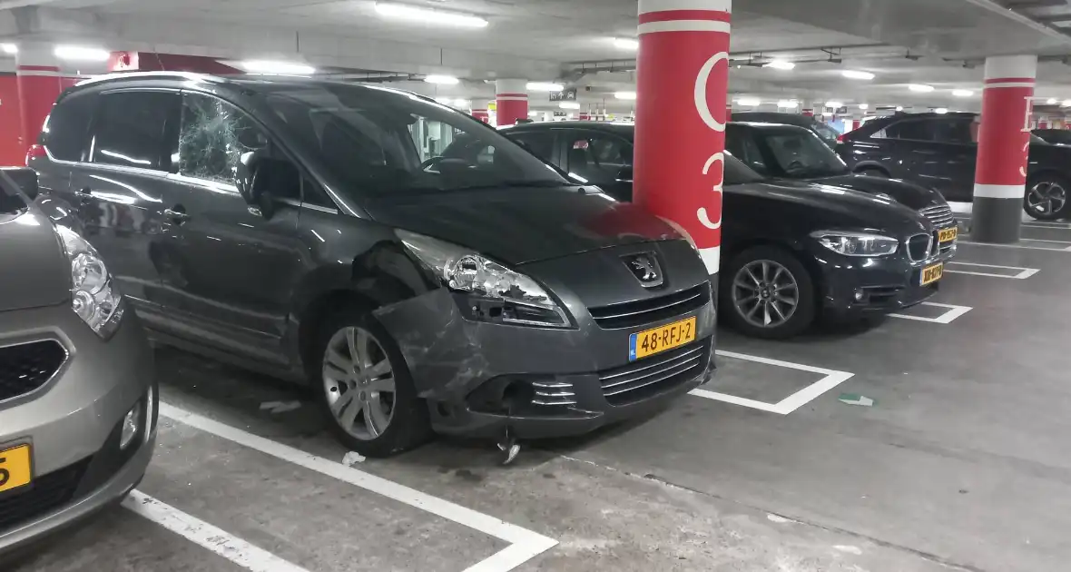 Brandweer ingezet voor vreemde lucht in parkeergarage - Foto 8