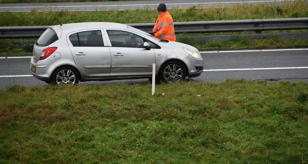 Automobilist verliest macht over stuur en belandt in berm - Foto 1