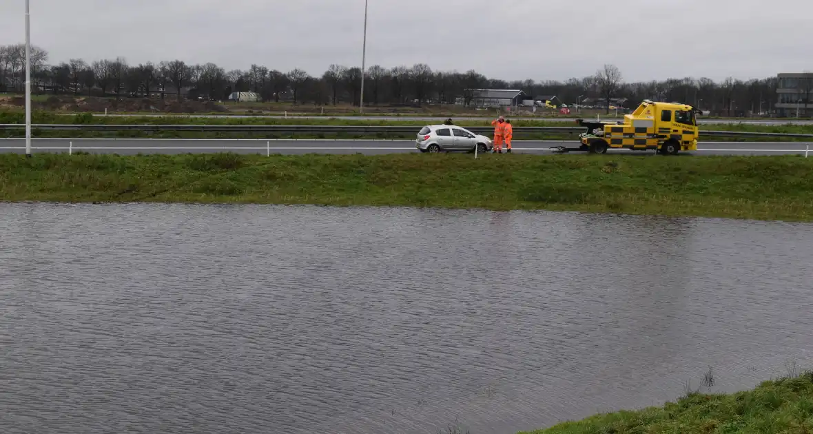 Automobilist verliest macht over stuur en belandt in berm - Foto 3