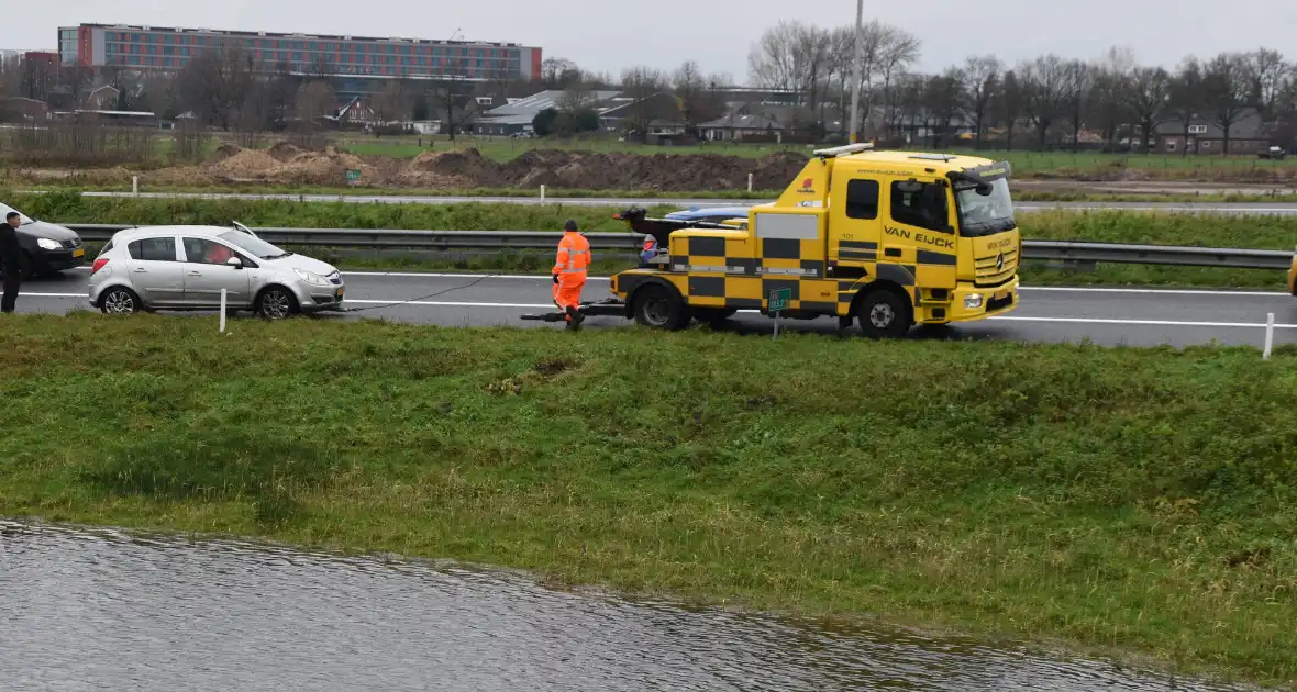 Automobilist verliest macht over stuur en belandt in berm - Foto 4