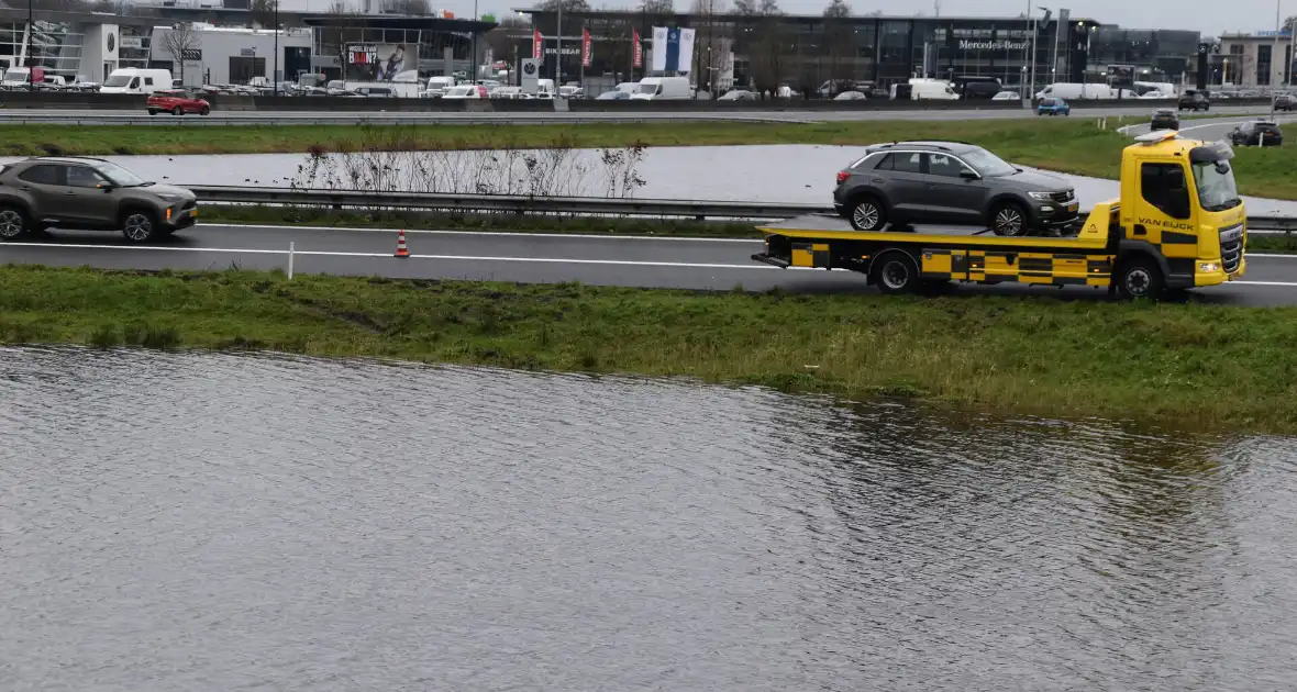 Automobilist verliest macht over stuur en belandt in berm - Foto 5