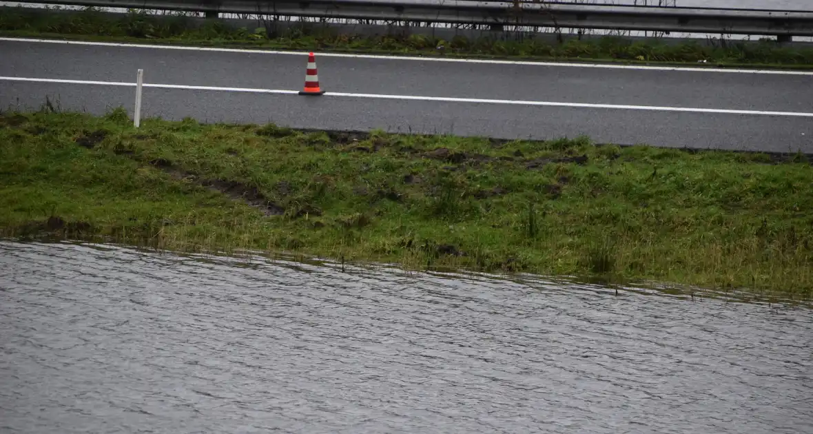 Automobilist verliest macht over stuur en belandt in berm - Foto 6