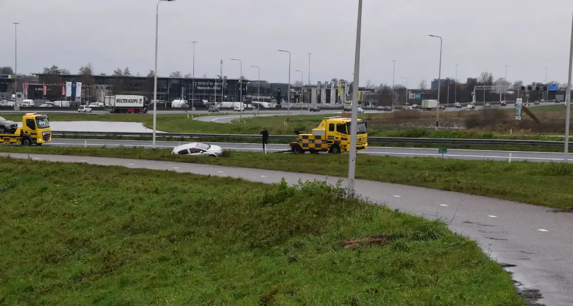 Automobilist verliest macht over stuur en belandt in berm - Foto 7