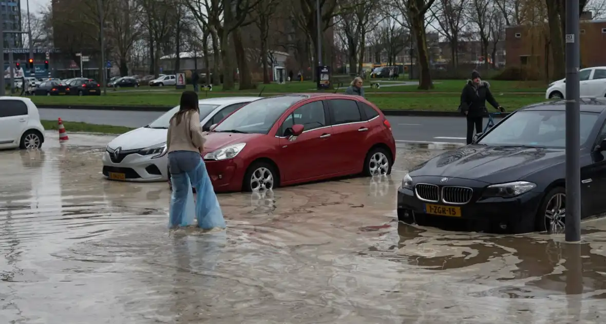 Hoofdwaterleiding gesprongen winkel dreigt onder te lopen