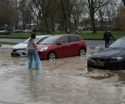 Hoofdwaterleiding gesprongen winkel dreigt onder te lopen