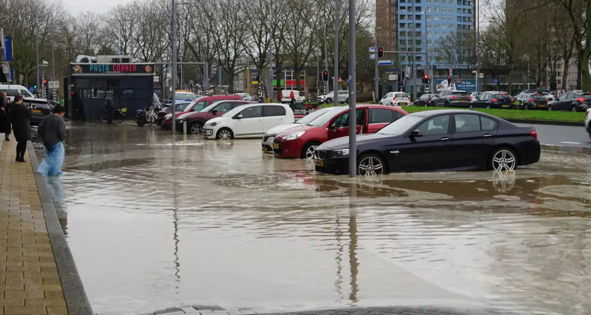 Hoofdwaterleiding gesprongen winkel dreigt onder te lopen - Foto 1