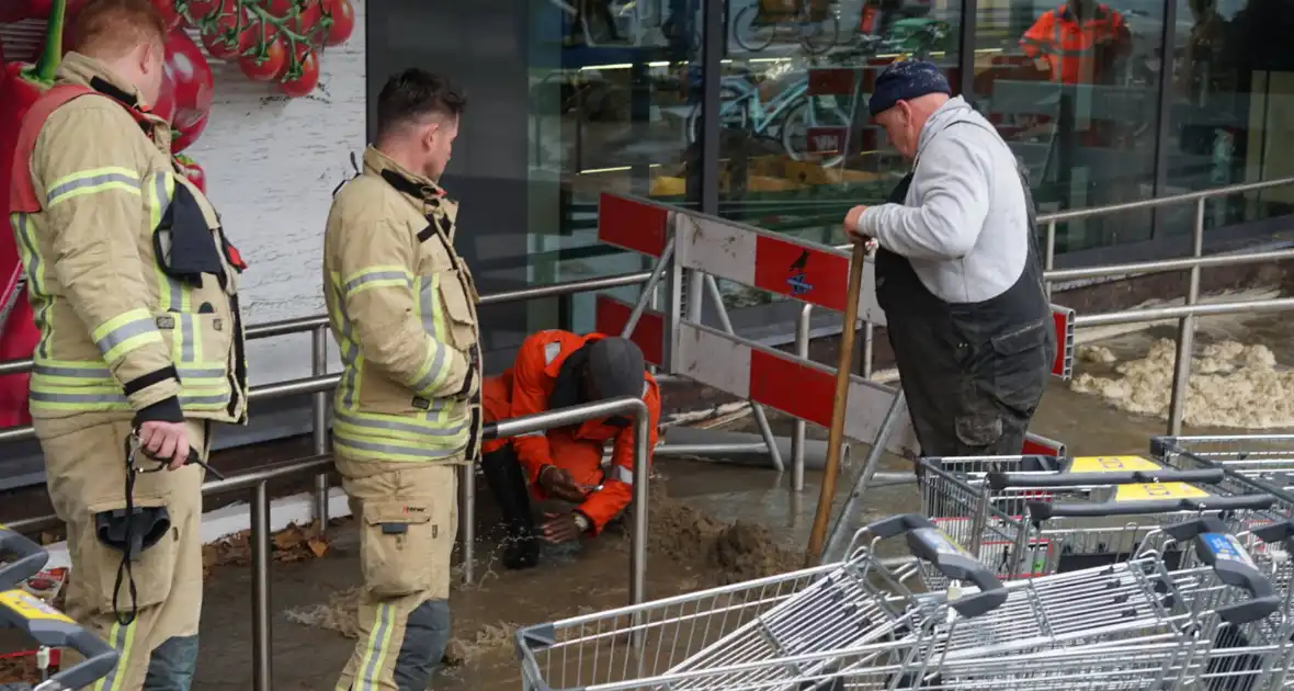 Hoofdwaterleiding gesprongen winkel dreigt onder te lopen - Foto 10