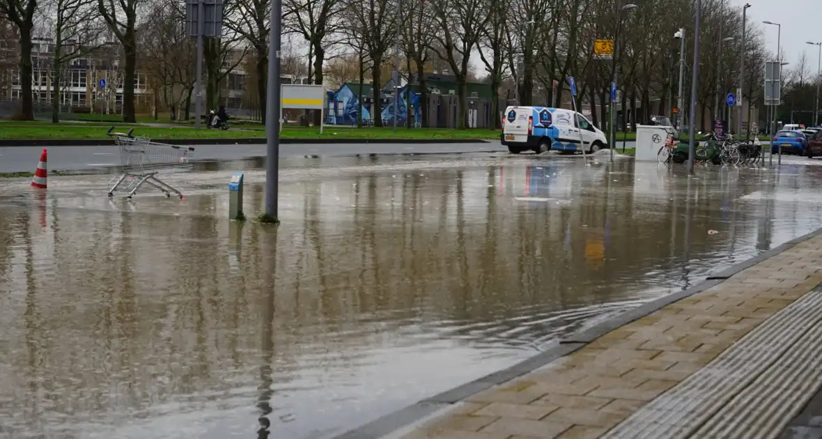 Hoofdwaterleiding gesprongen winkel dreigt onder te lopen - Foto 11