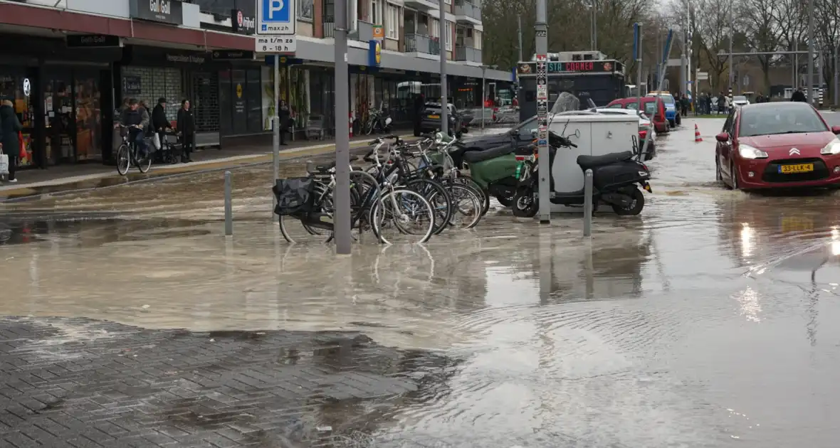 Hoofdwaterleiding gesprongen winkel dreigt onder te lopen - Foto 2