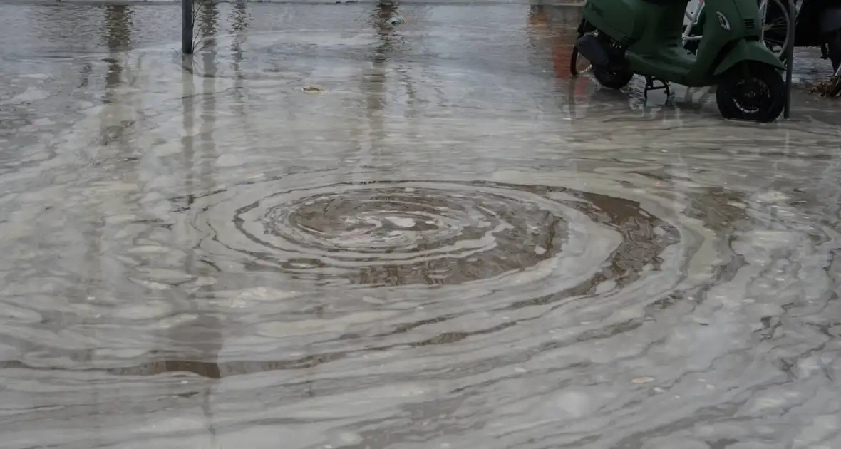 Hoofdwaterleiding gesprongen winkel dreigt onder te lopen - Foto 4