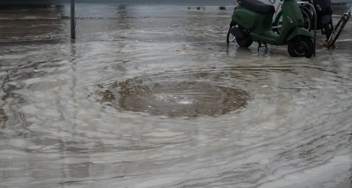 Hoofdwaterleiding gesprongen winkel dreigt onder te lopen - Foto 5