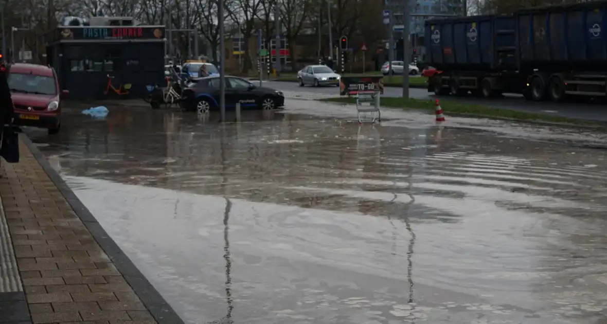 Hoofdwaterleiding gesprongen winkel dreigt onder te lopen - Foto 6