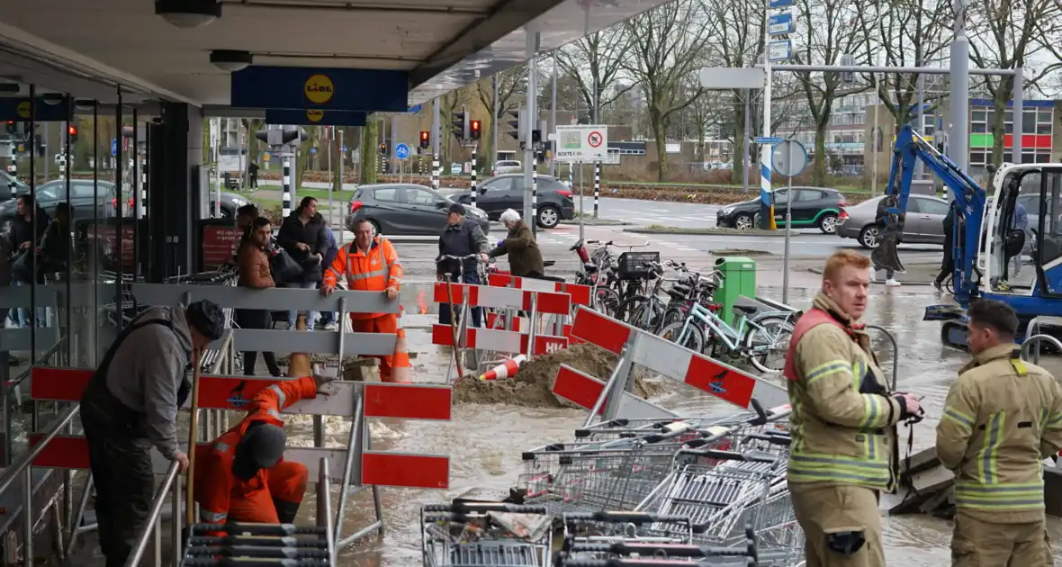 Hoofdwaterleiding gesprongen winkel dreigt onder te lopen - Foto 7