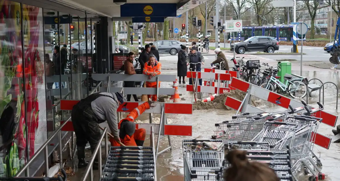 Hoofdwaterleiding gesprongen winkel dreigt onder te lopen - Foto 8