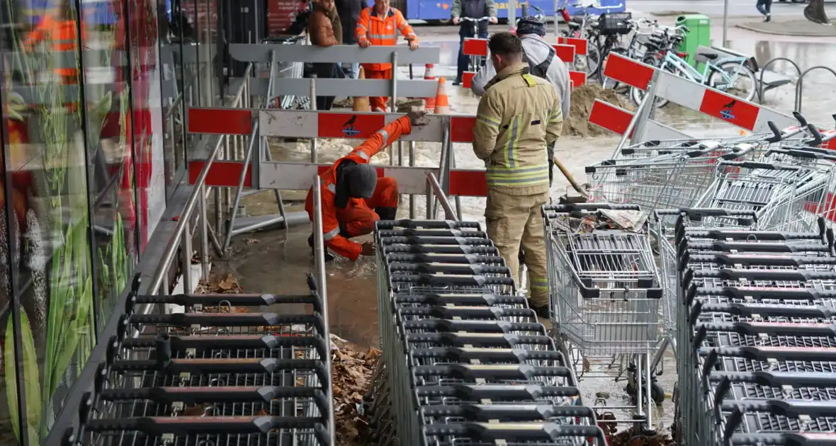 Hoofdwaterleiding gesprongen winkel dreigt onder te lopen - Foto 9