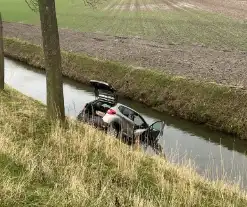 Automobilist ramt verkeersbord en raakt te water