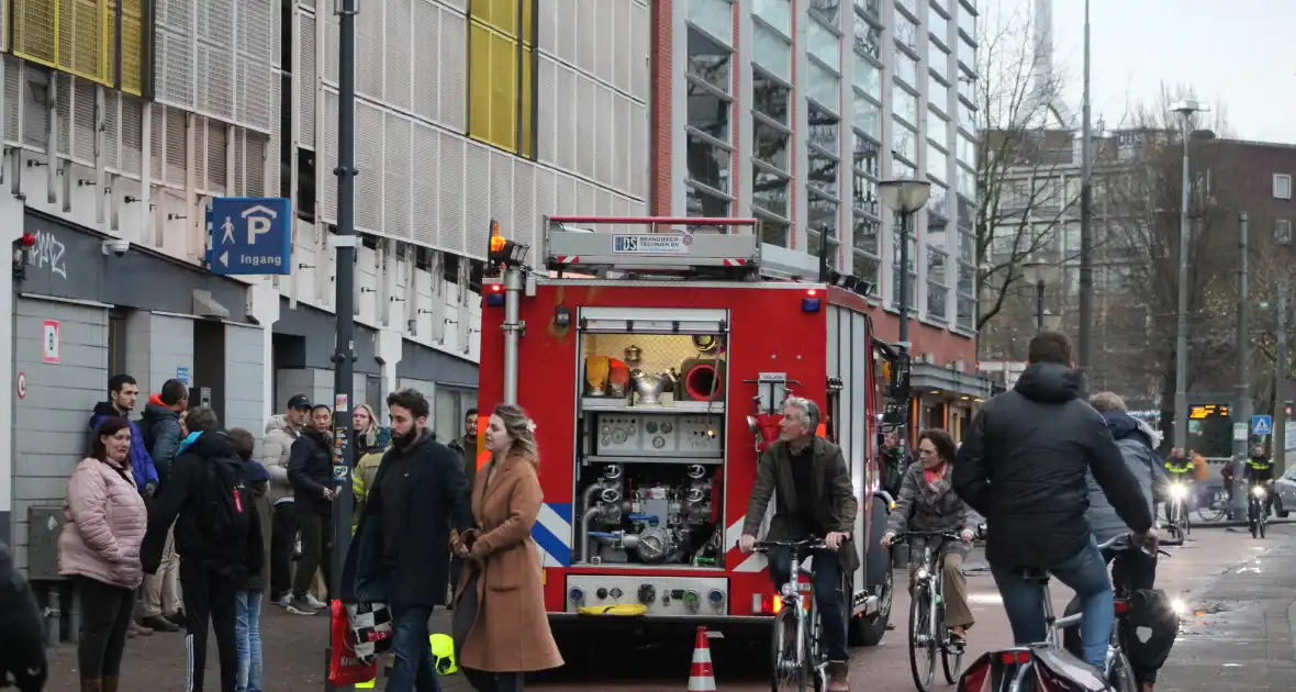 Rokende auto in parkeergarage