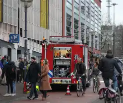 Rokende auto in parkeergarage