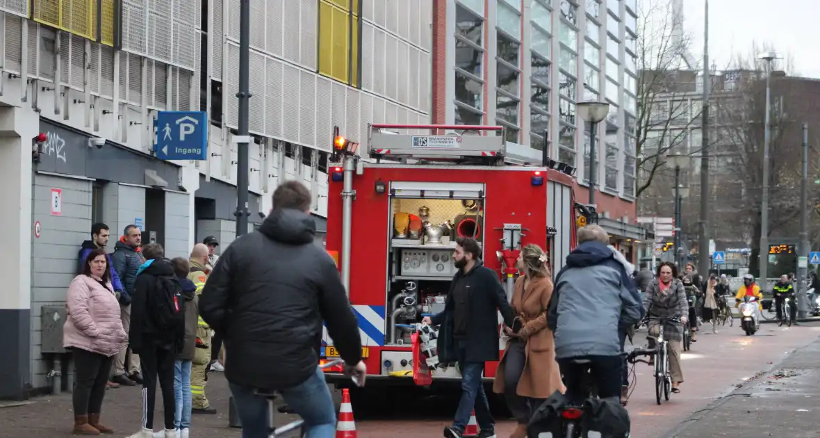 Rokende auto in parkeergarage - Foto 1