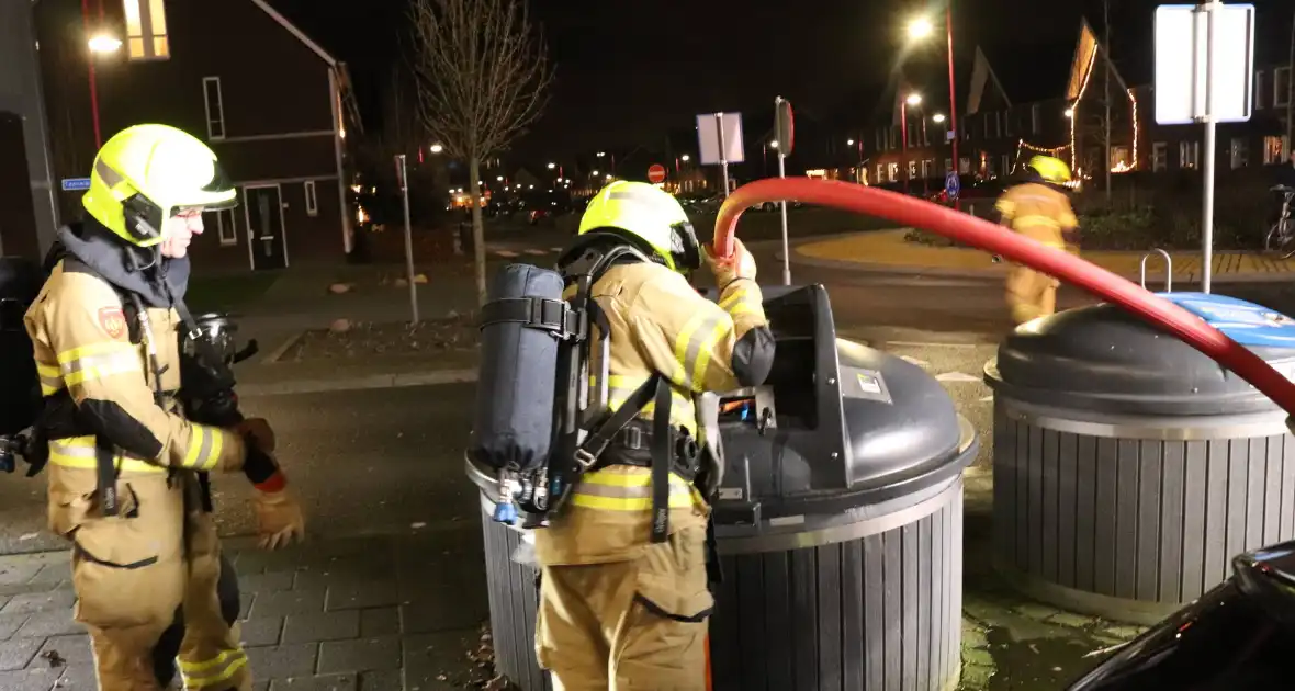 Brandweer dooft containerbrand