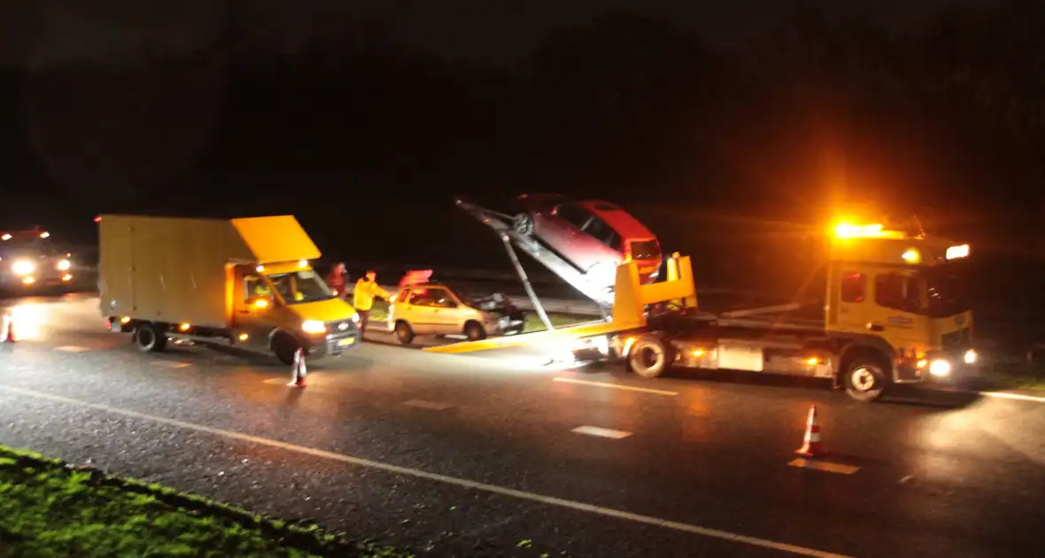 Snelweg afgesloten na kop-staartbotsing