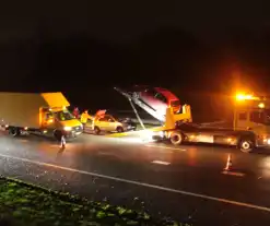 Snelweg afgesloten na kop-staartbotsing