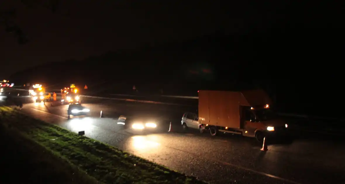 Snelweg afgesloten na kop-staartbotsing - Foto 2