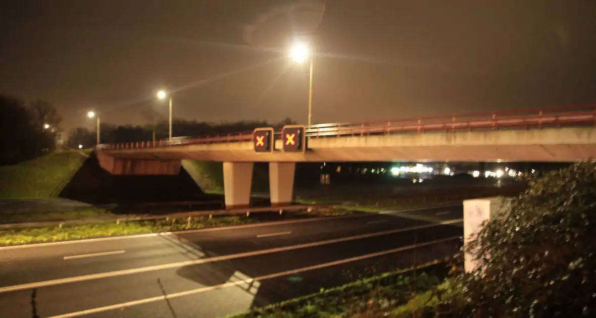 Snelweg afgesloten na kop-staartbotsing - Foto 3